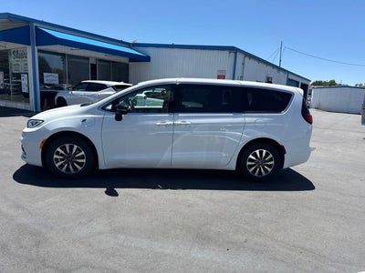 2024 Chrysler Pacifica Hybrid Select