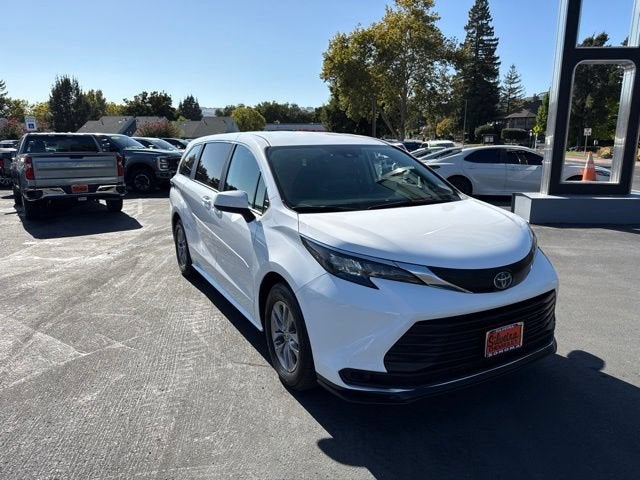 2024 Toyota Sienna LE